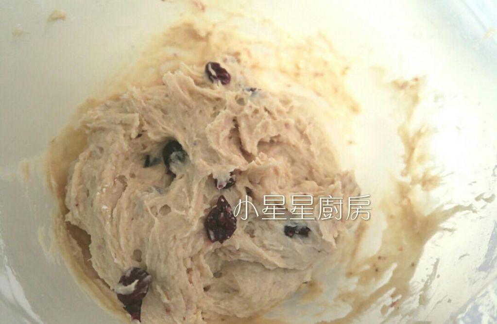 莓果炼乳司康(草莓&蔓越莓)的加工步骤