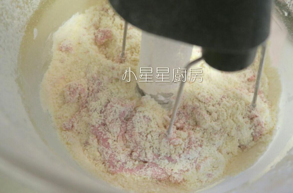 莓果炼乳司康(草莓&蔓越莓)的加工步骤