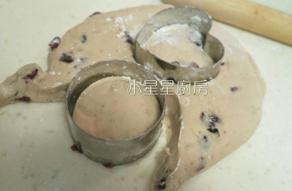 莓果炼乳司康(草莓&蔓越莓)的加工步骤