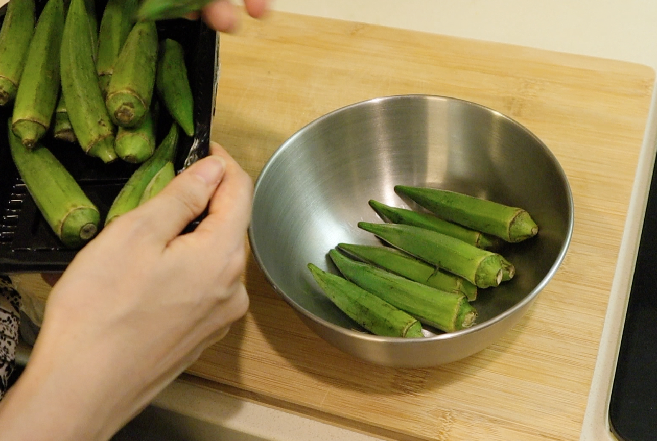 断面可爱～照烧秋葵肉卷！オクラの肉巻き的加工步骤