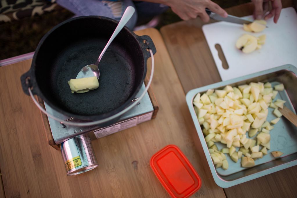 铸铁锅超简单露营料理-新鲜现熬果酱松饼的加工步骤