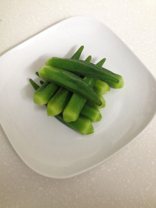 秋葵佐花生芝麻鲔鱼酱的加工步骤