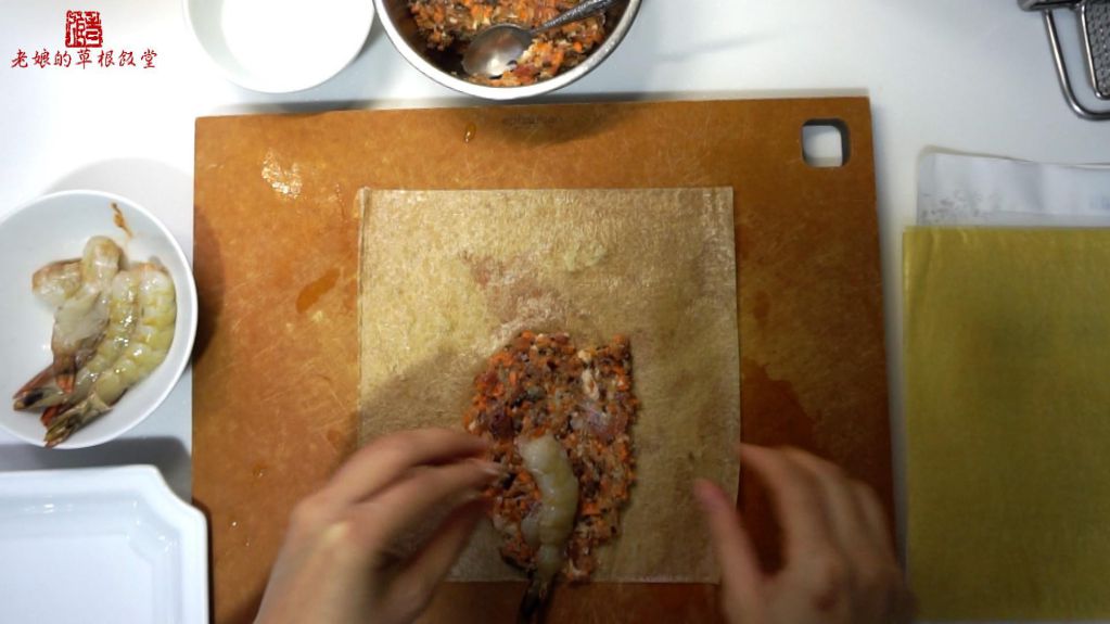 【影片】气炸三鲜鹅油葱酥豆皮虾卷的加工步骤