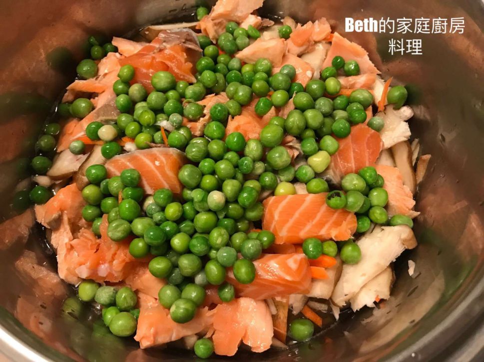 月薪娇妻之鲑鱼青豆炊饭的加工步骤