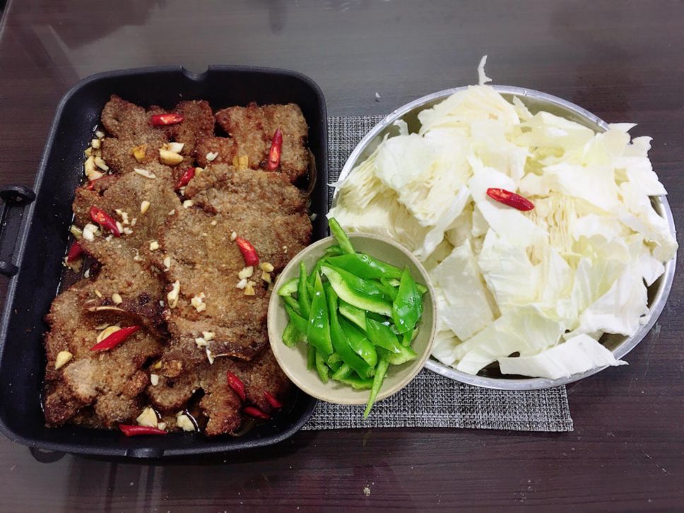 肉排煨高丽菜 (水波炉料理)的加工步骤