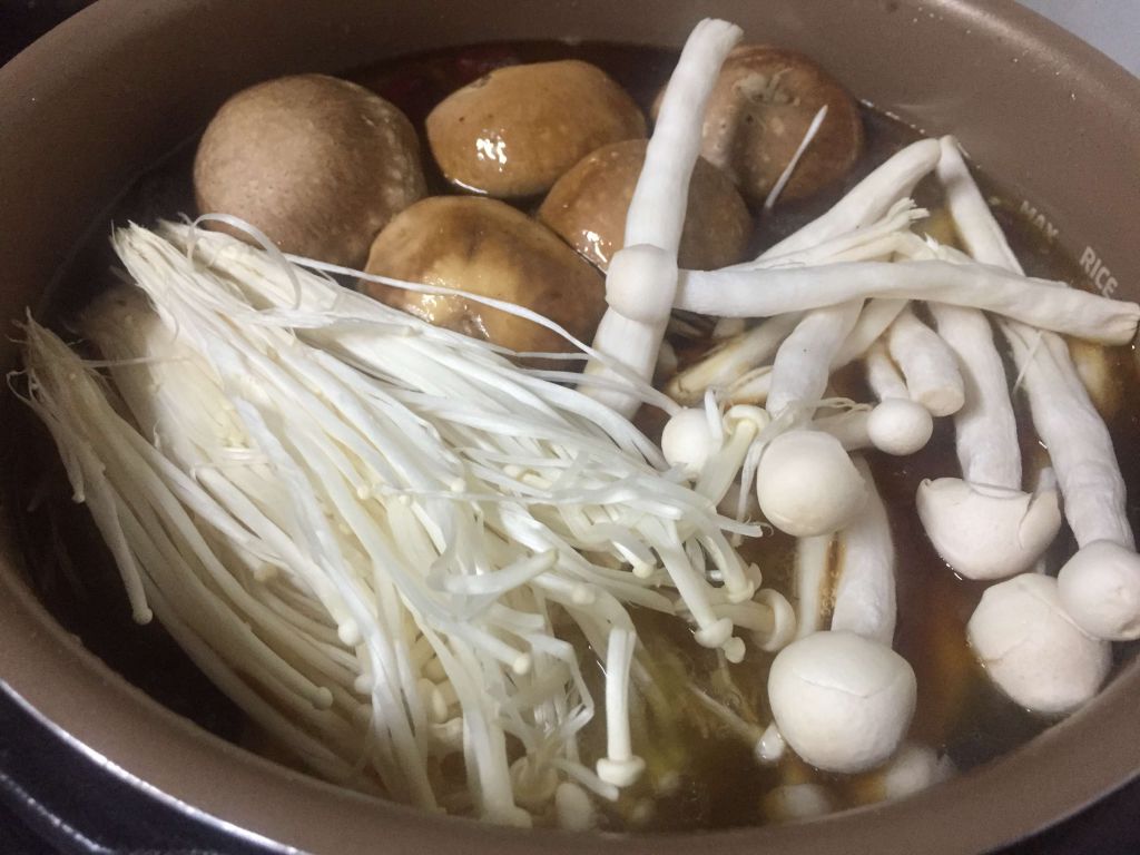 胡子叔 快速上菜 麻油菇菇鸡面线的加工步骤