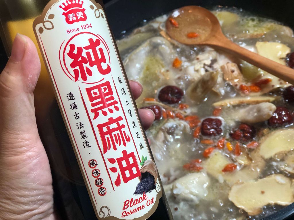 麻油姜母鸡汤+藜麦的加工步骤