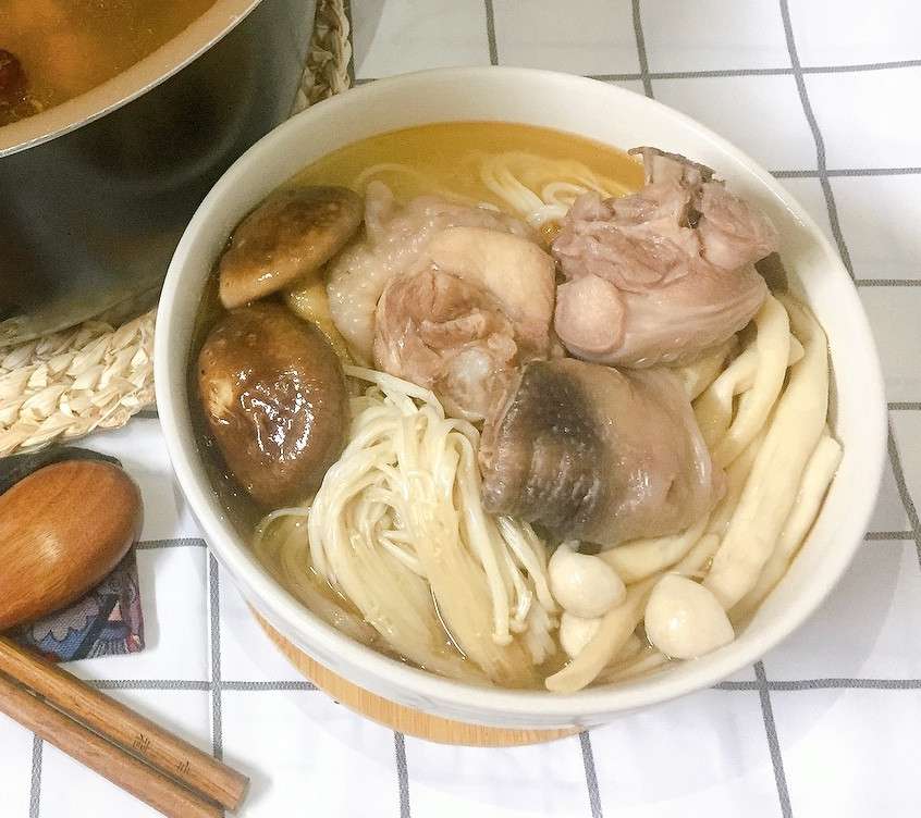 胡子叔 快速上菜 麻油菇菇鸡面线的加工步骤