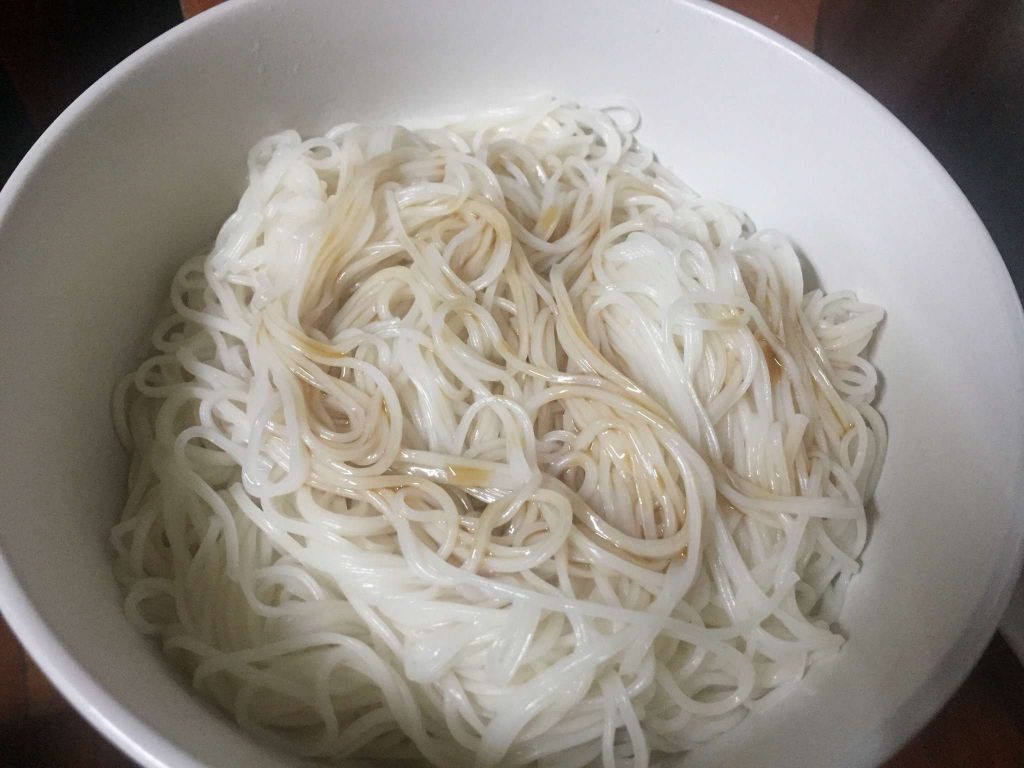 胡子叔 快速上菜 麻油菇菇鸡面线的加工步骤