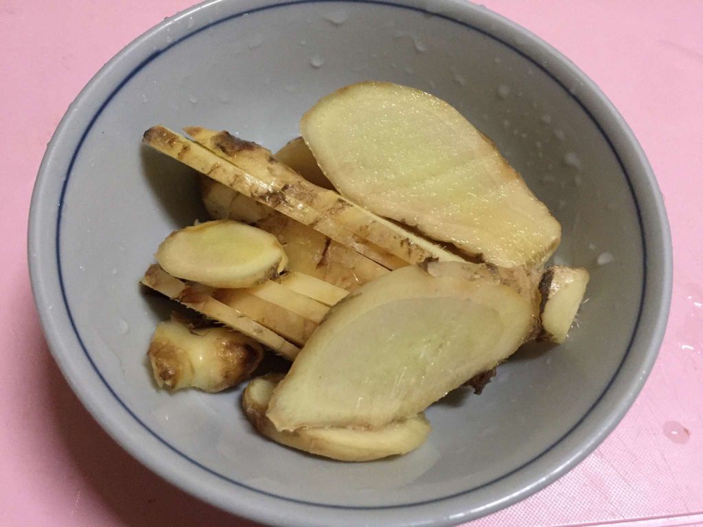 胡子叔 快速上菜 麻油菇菇鸡面线的加工步骤