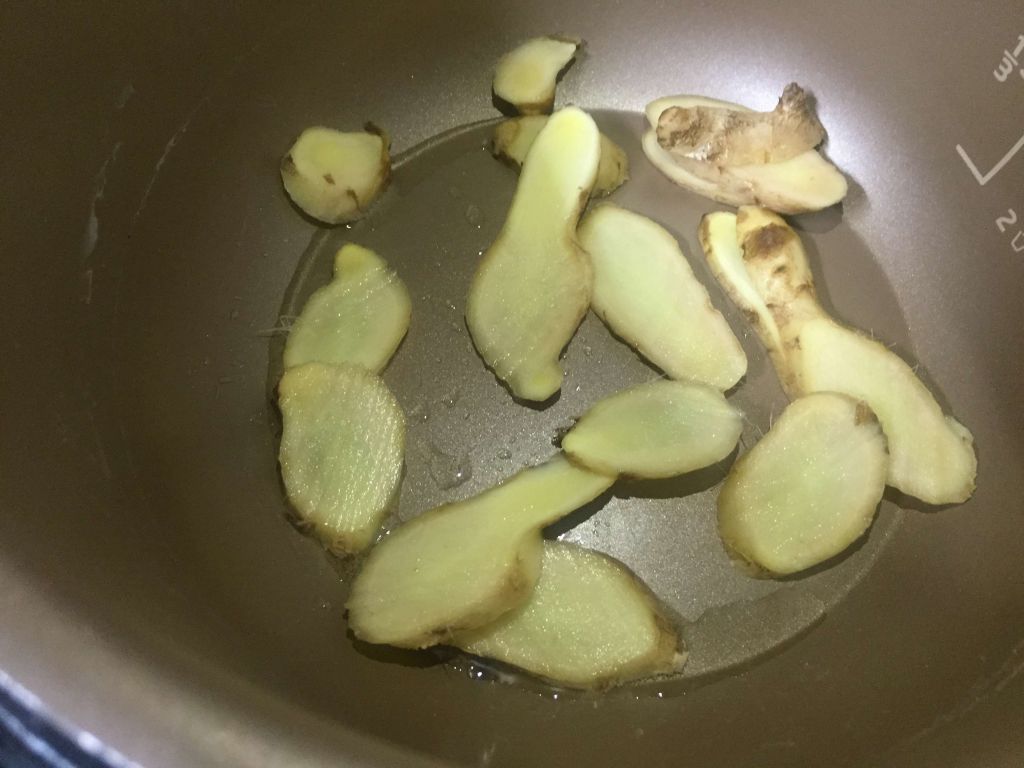 胡子叔 快速上菜 麻油菇菇鸡面线的加工步骤