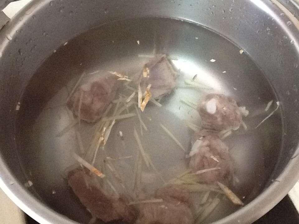 酸菜白肉锅的加工步骤