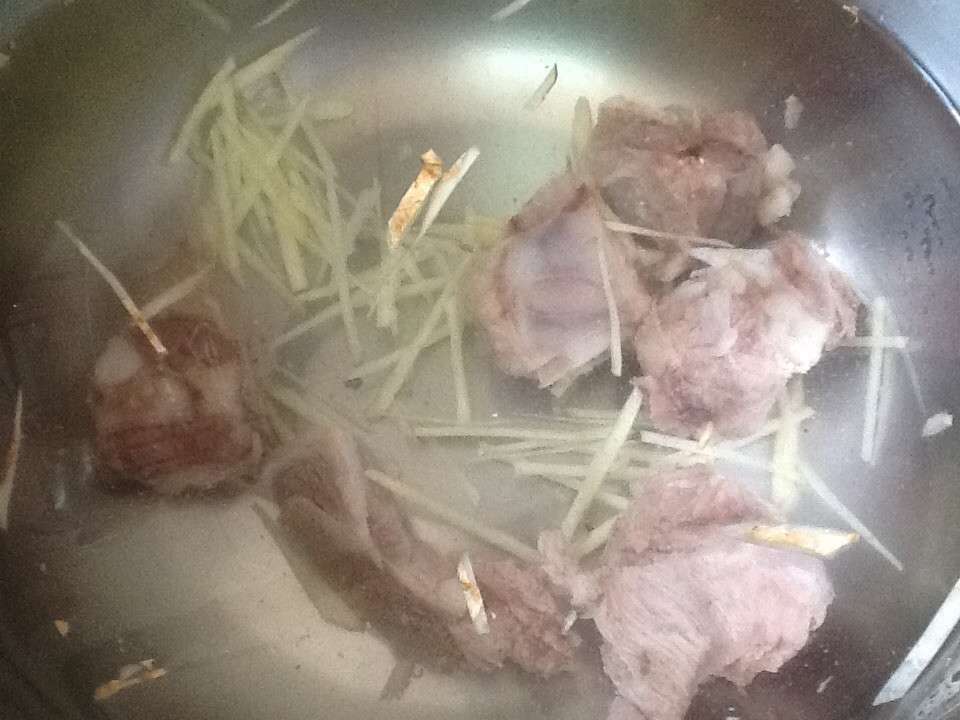 酸菜白肉锅的加工步骤