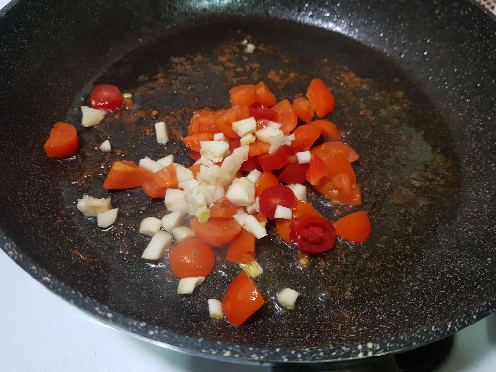 义式脆皮煎鸡排佐蔬菜蕃茄酱的加工步骤