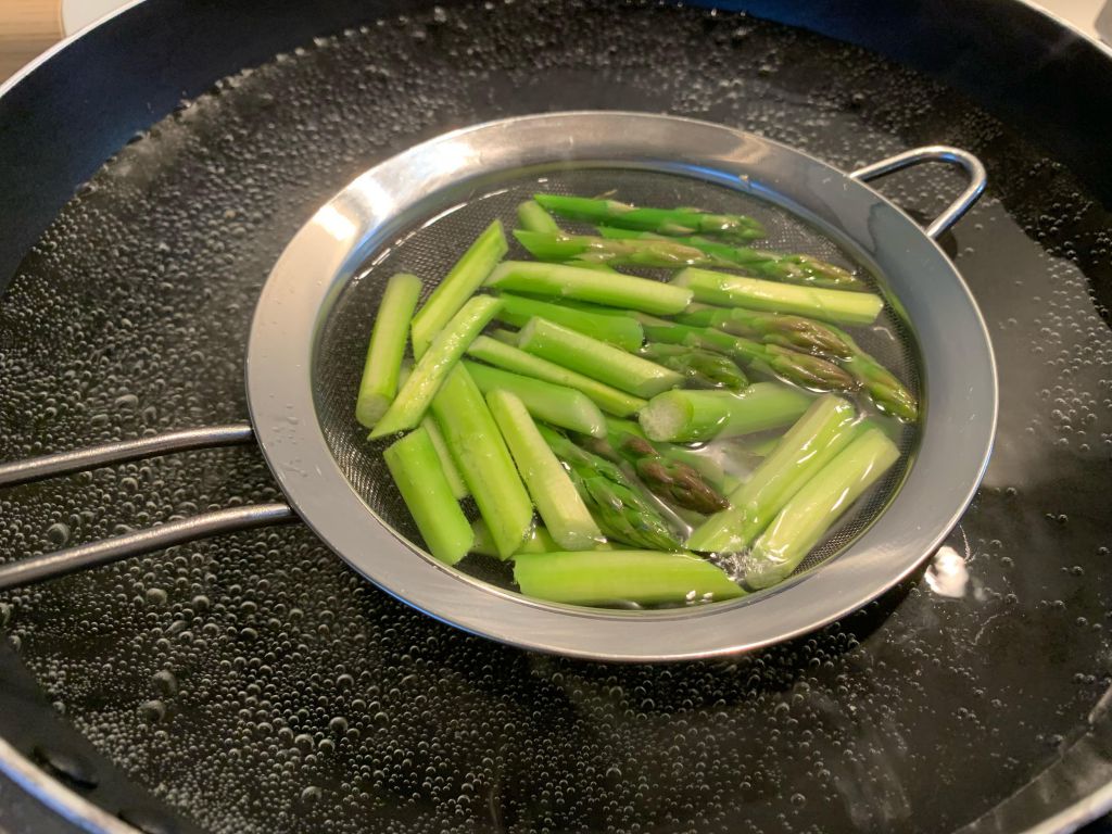 奶油芦笋培根意大利面的加工步骤