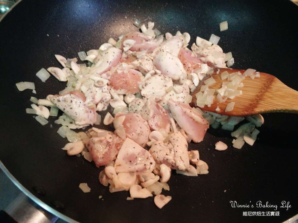 青酱奶油鸡肉意大利面的加工步骤