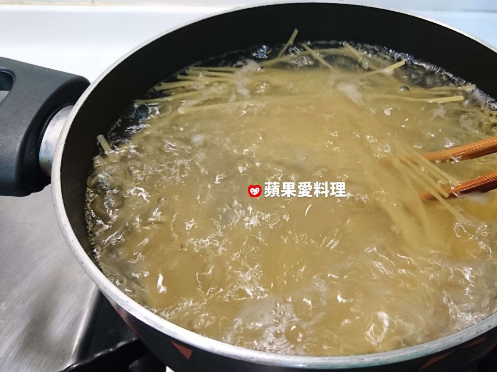 粉红酱菠菜意大利面（无奶油。低卡清爽）的加工步骤