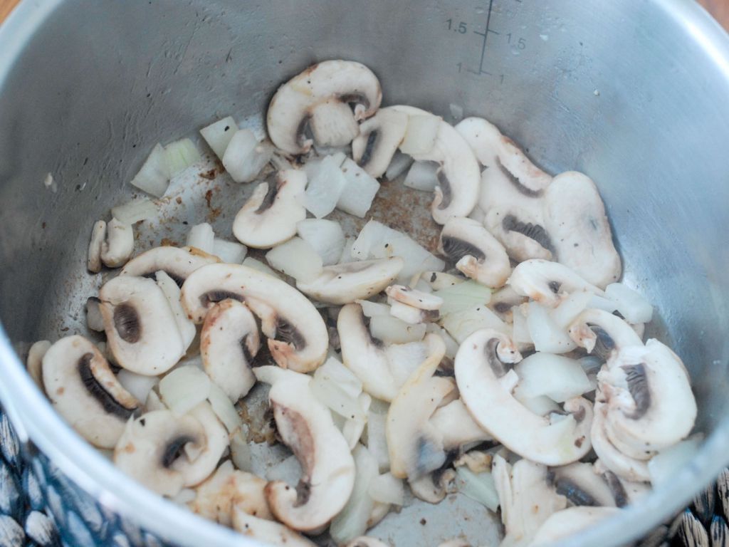 鲜奶油磨菇鸡肉意大利面的加工步骤