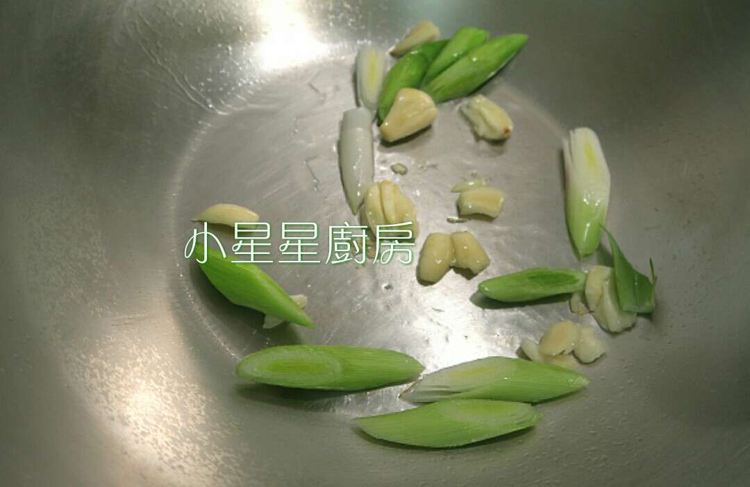 热炒!乌醋蒜苗烧虾~超赞下酒菜!的加工步骤