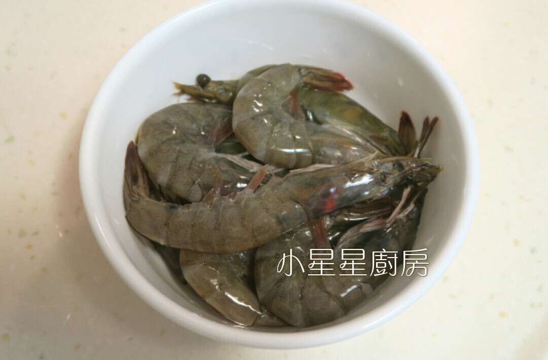 热炒!乌醋蒜苗烧虾~超赞下酒菜!的加工步骤