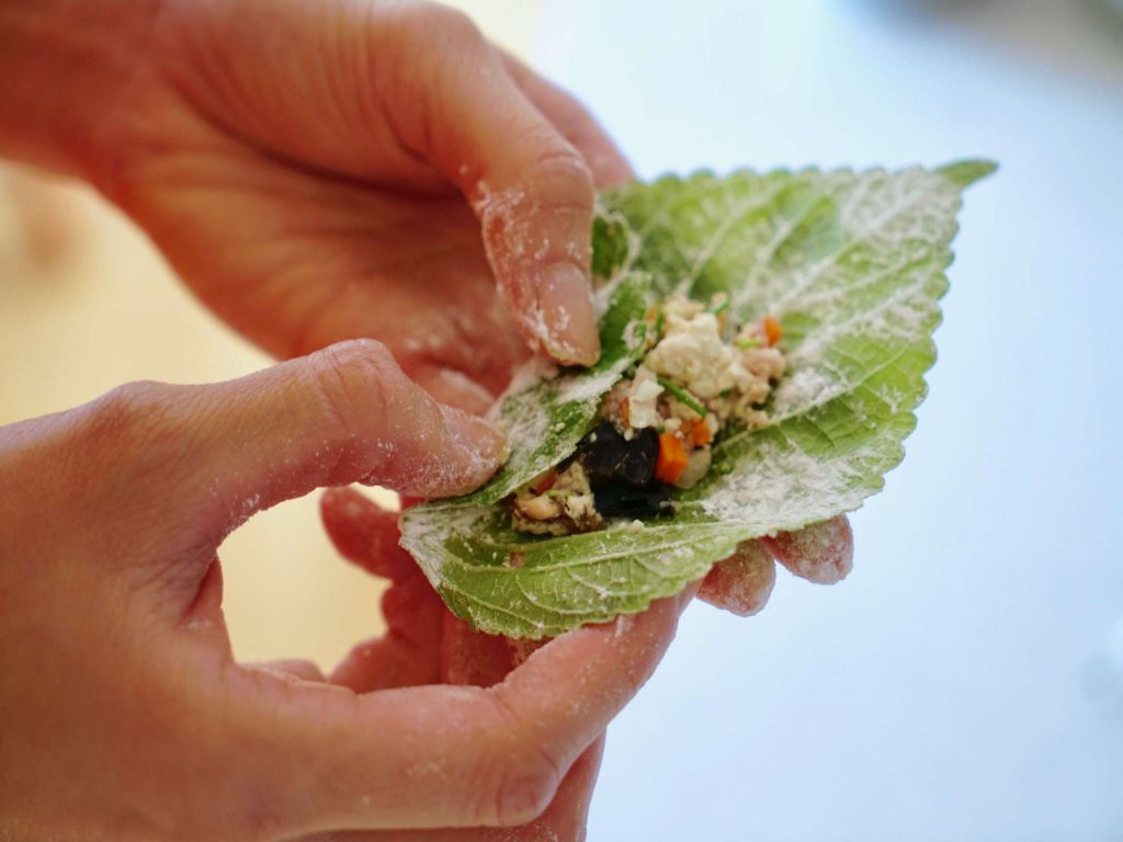 《韩国中秋食谱》 芝麻叶煎饼 깻잎전的加工步骤