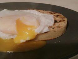 当水波蛋遇上烤煎饼 (poached egg &amp; crumpet)