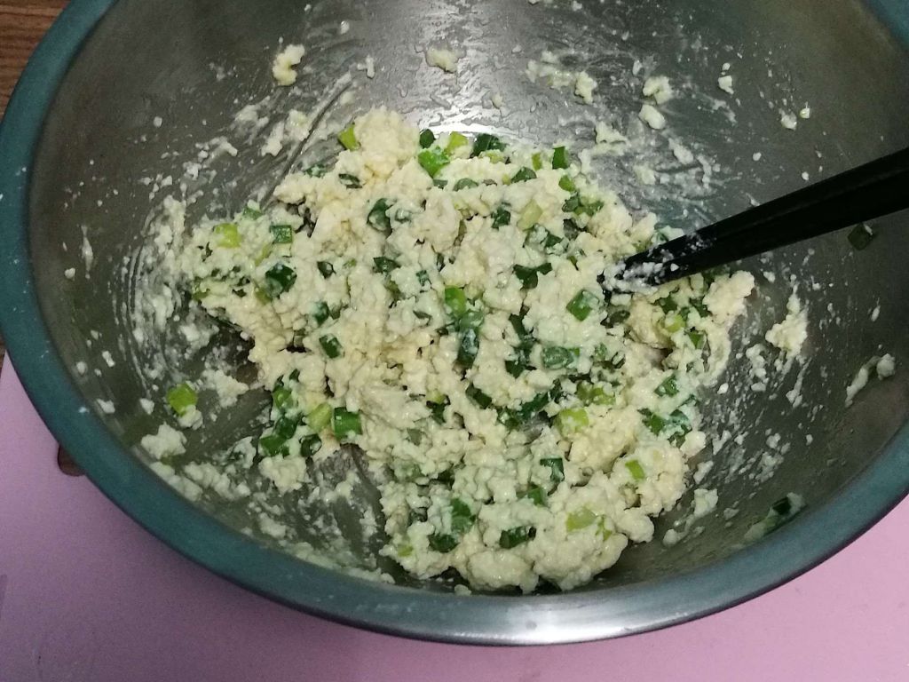 韭菜豆腐饼的加工步骤