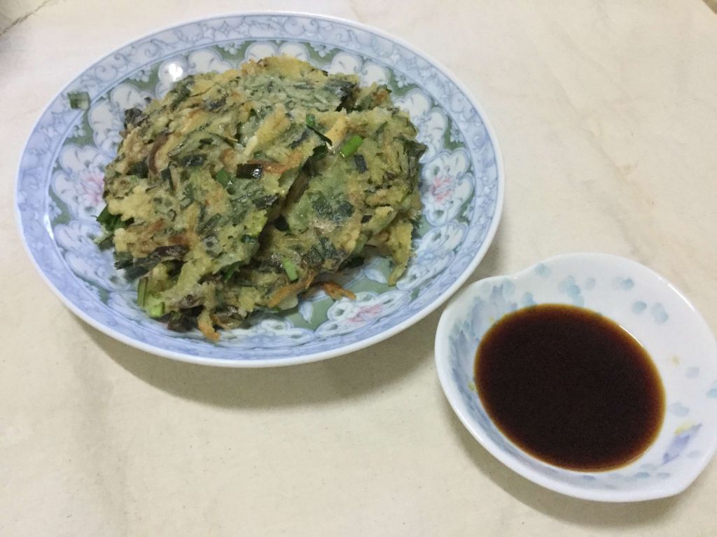 韭菜虾皮煎饼～含沾酱做法的加工步骤