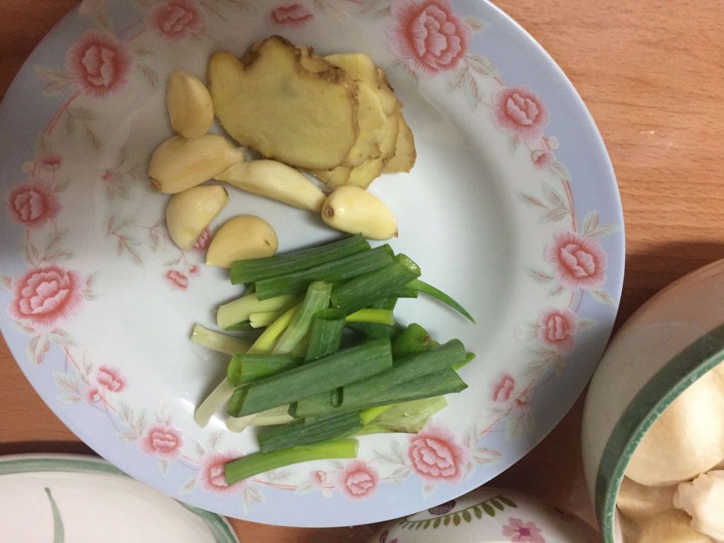 素食也可食用的三杯杏鲍菇的加工步骤