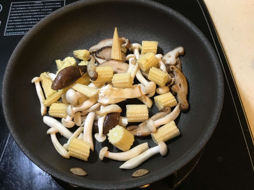 滑蛋菇菇蔬食丼饭的加工步骤