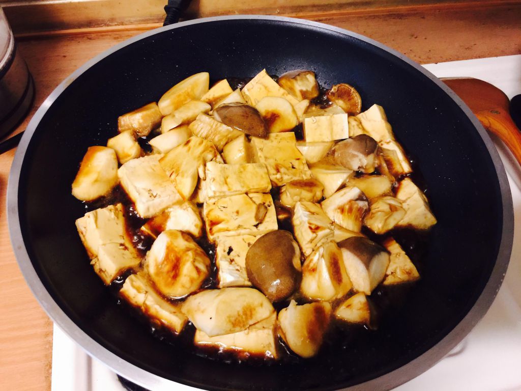 下饭菜：三杯锅烧豆腐杏鲍菇的加工步骤