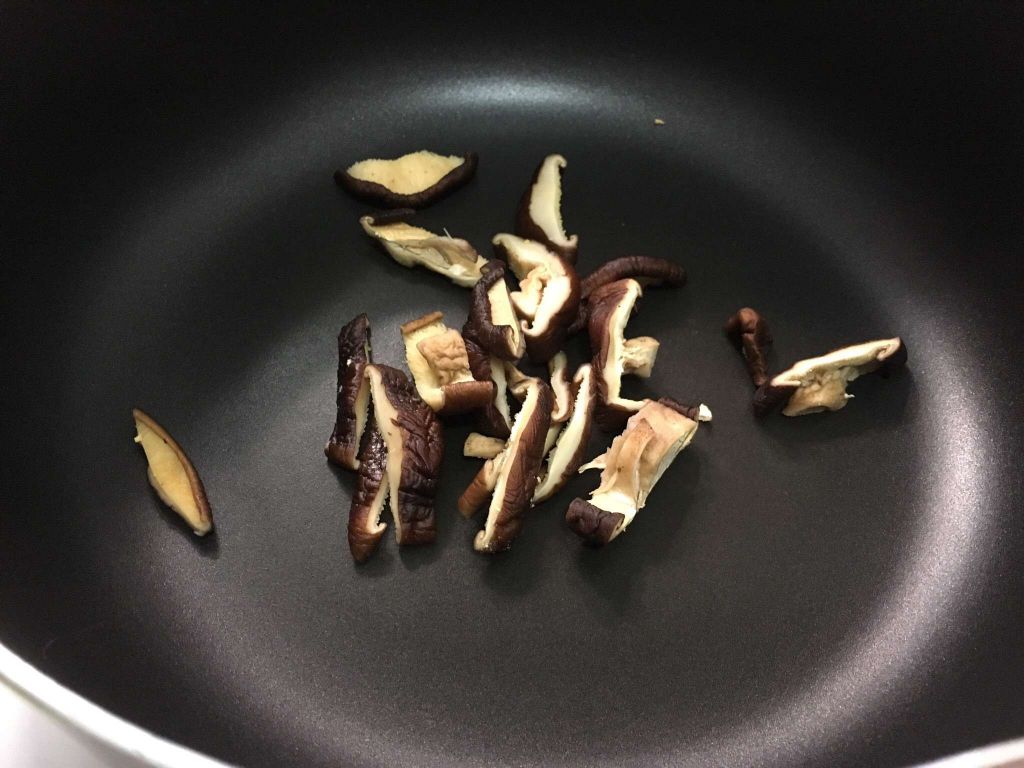 豆皮香菇高丽菜饭（素食可）的加工步骤