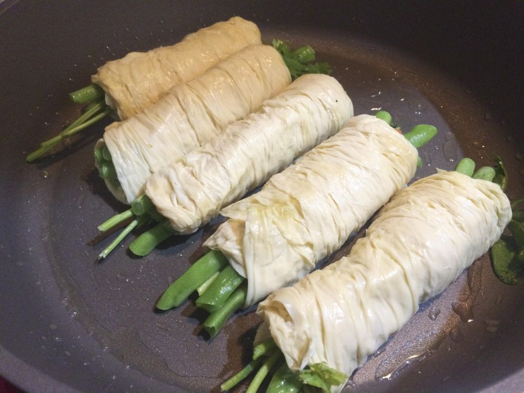 香菜豆皮蔬食卷的加工步骤