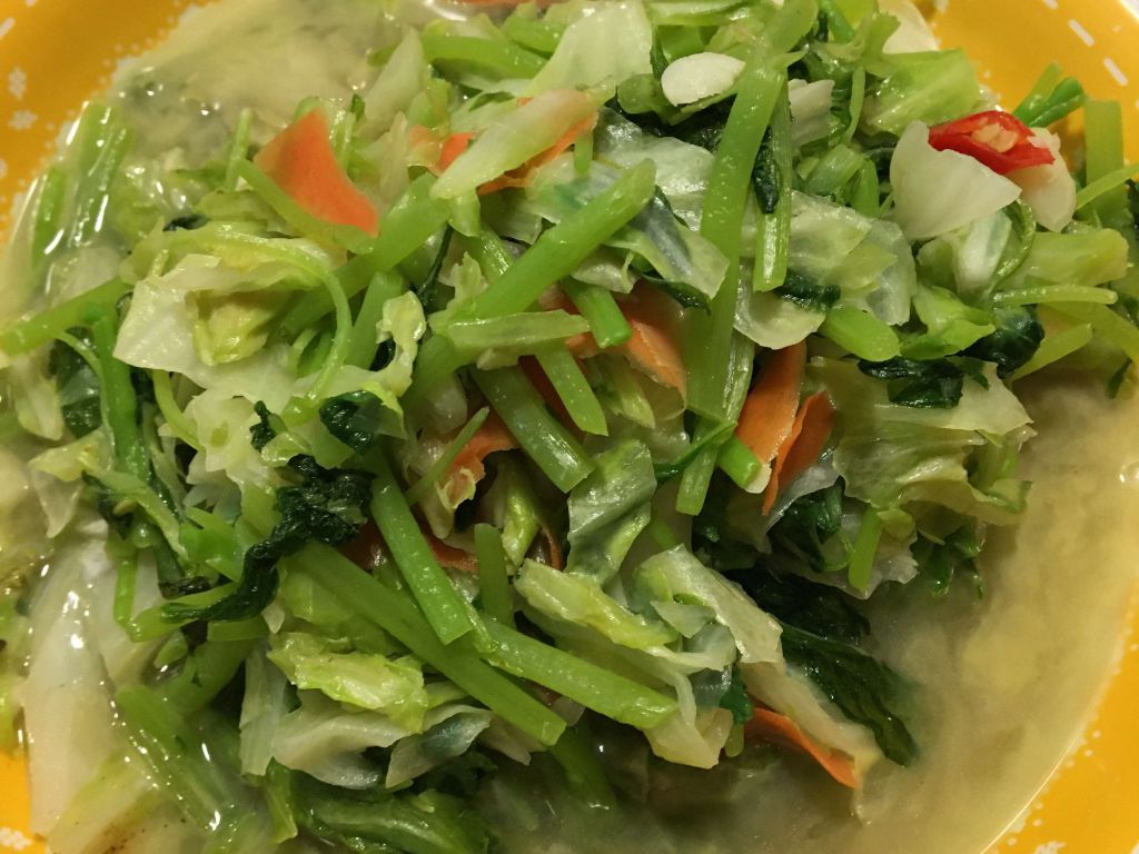 炒豆芽菜（木耳红萝卜金针菇韭菜、综合蔬菜的加工步骤