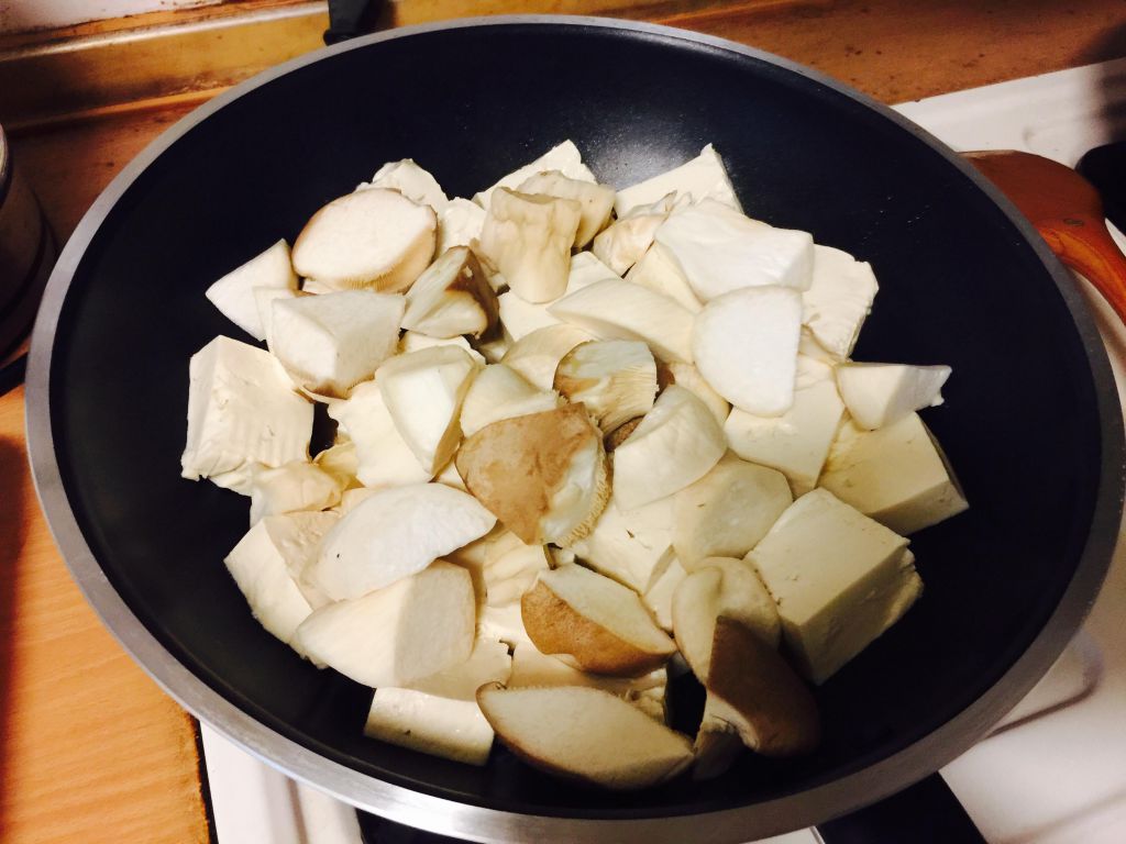 下饭菜：三杯锅烧豆腐杏鲍菇的加工步骤