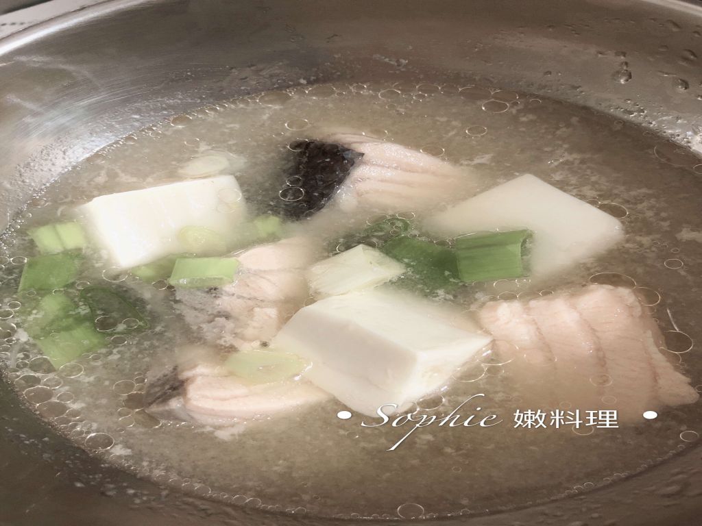 鲑鱼味噌豆腐汤的加工步骤