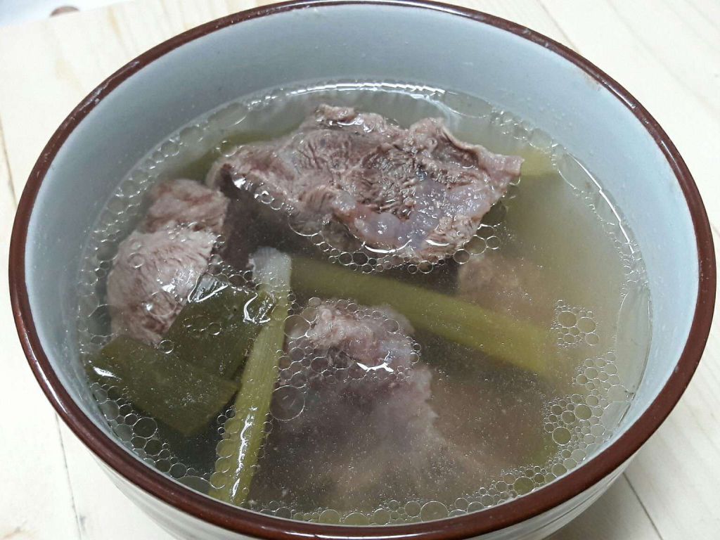 清炖牛肉汤 暖心汤料里 葱香家常料理的加工步骤