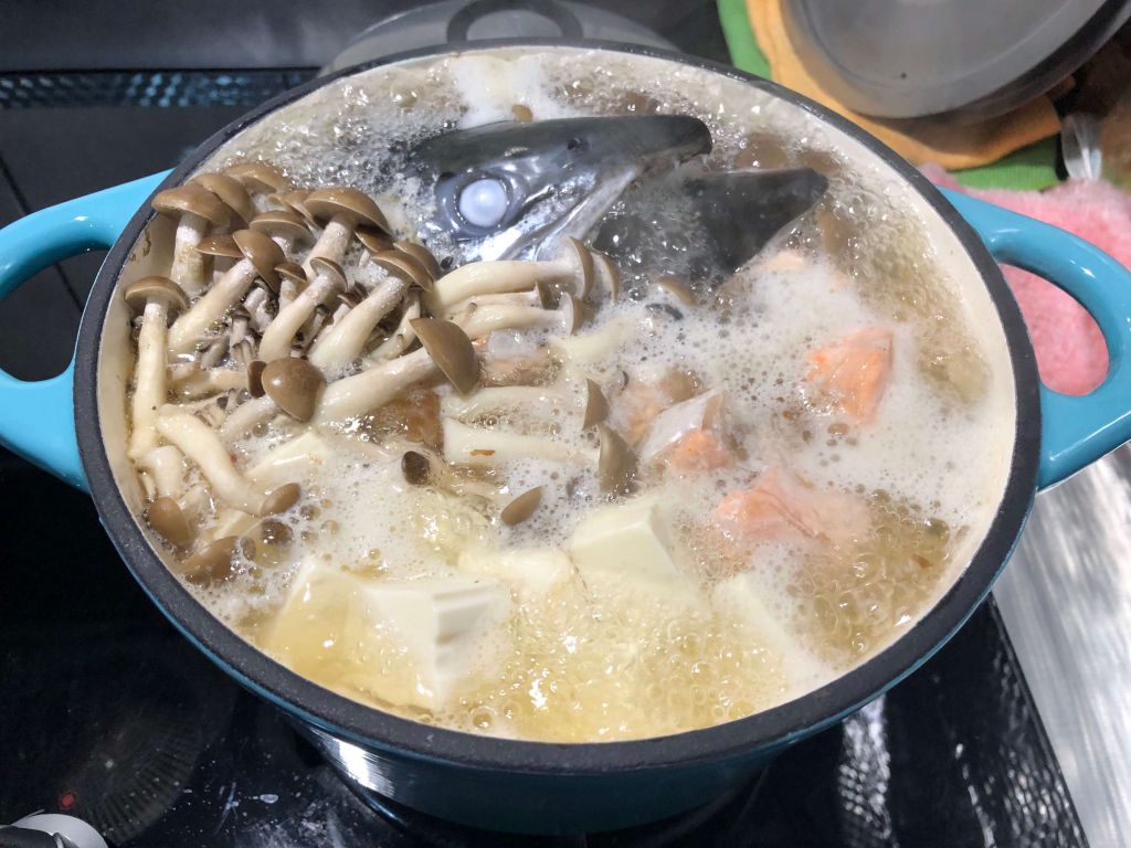 铸铁锅料理《鲑鱼头豆腐味噌汤》的加工步骤