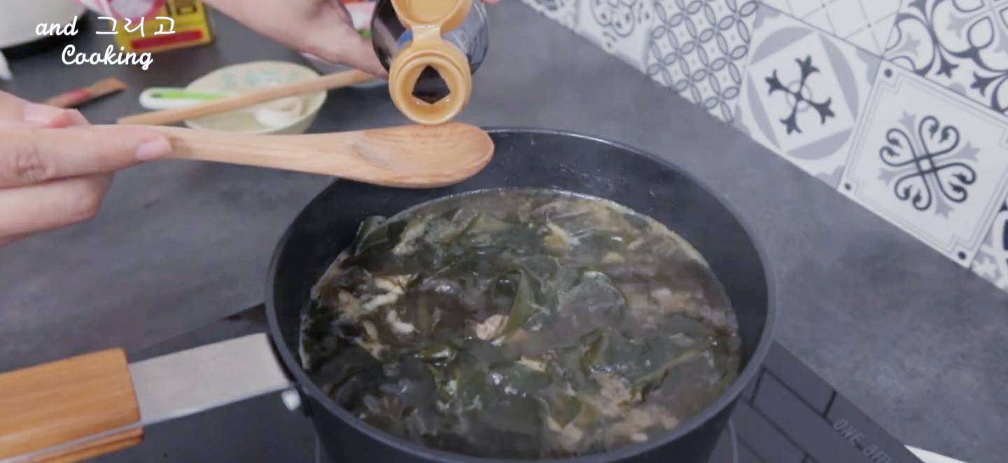 白钟元食谱|超简易版牛肉海汤的加工步骤