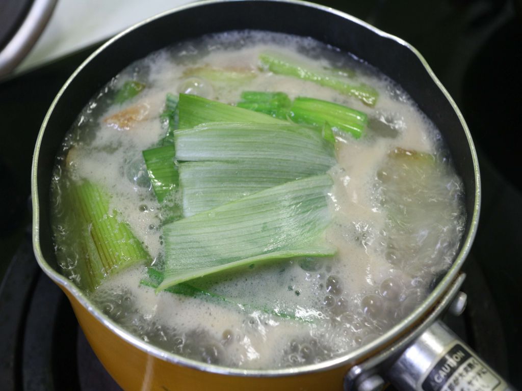 大葱猪肉味噌汤 (感冒简单汤)的加工步骤