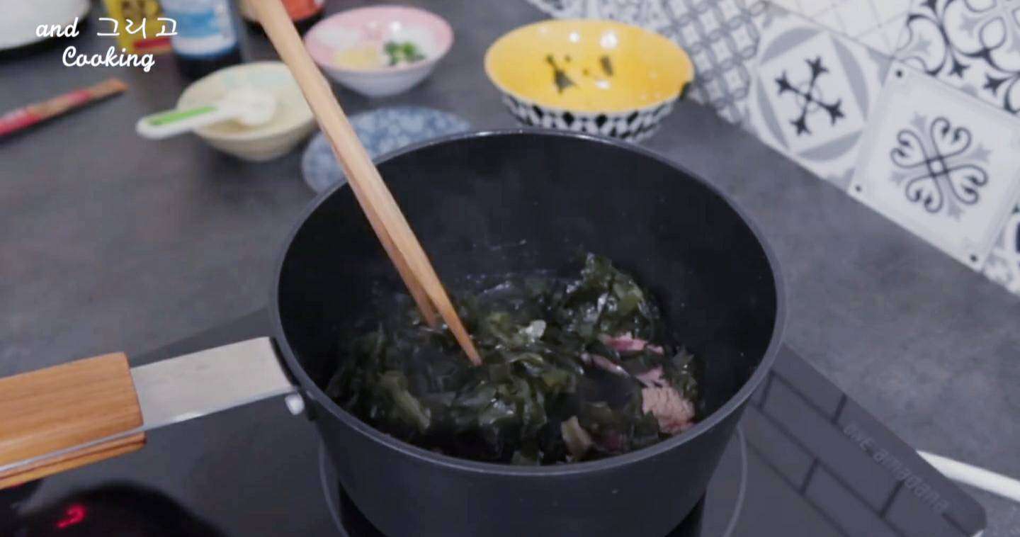 白钟元食谱|超简易版牛肉海汤的加工步骤