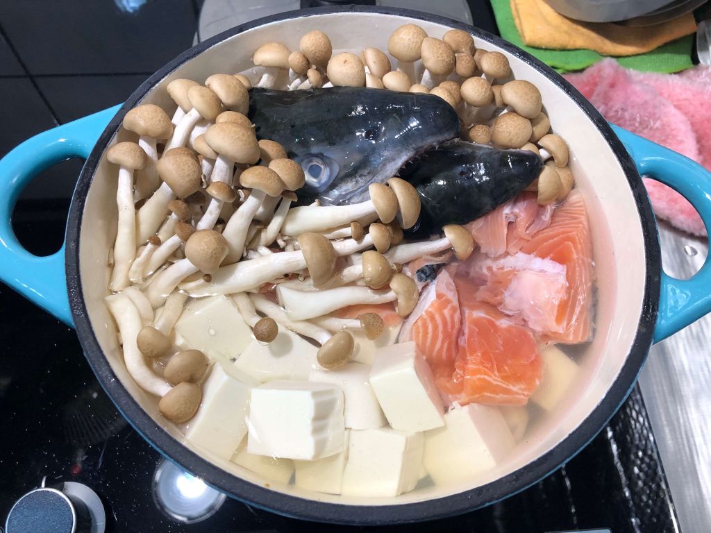 铸铁锅料理《鲑鱼头豆腐味噌汤》的加工步骤