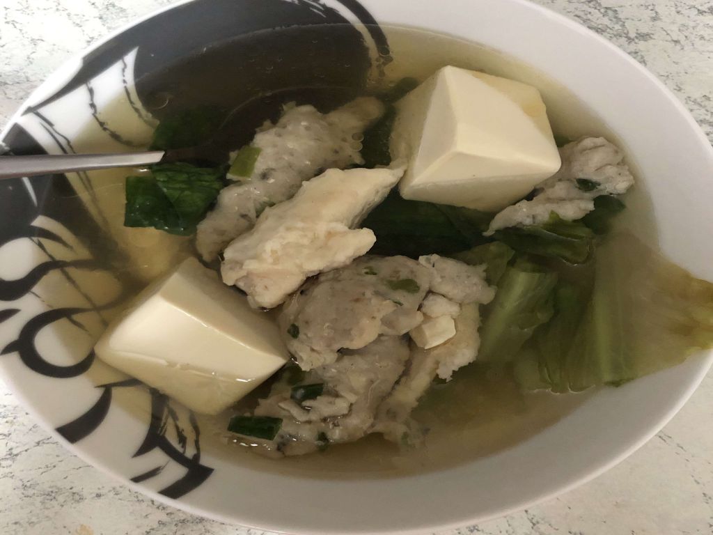 生菜鱼肉虾滑汤的加工步骤