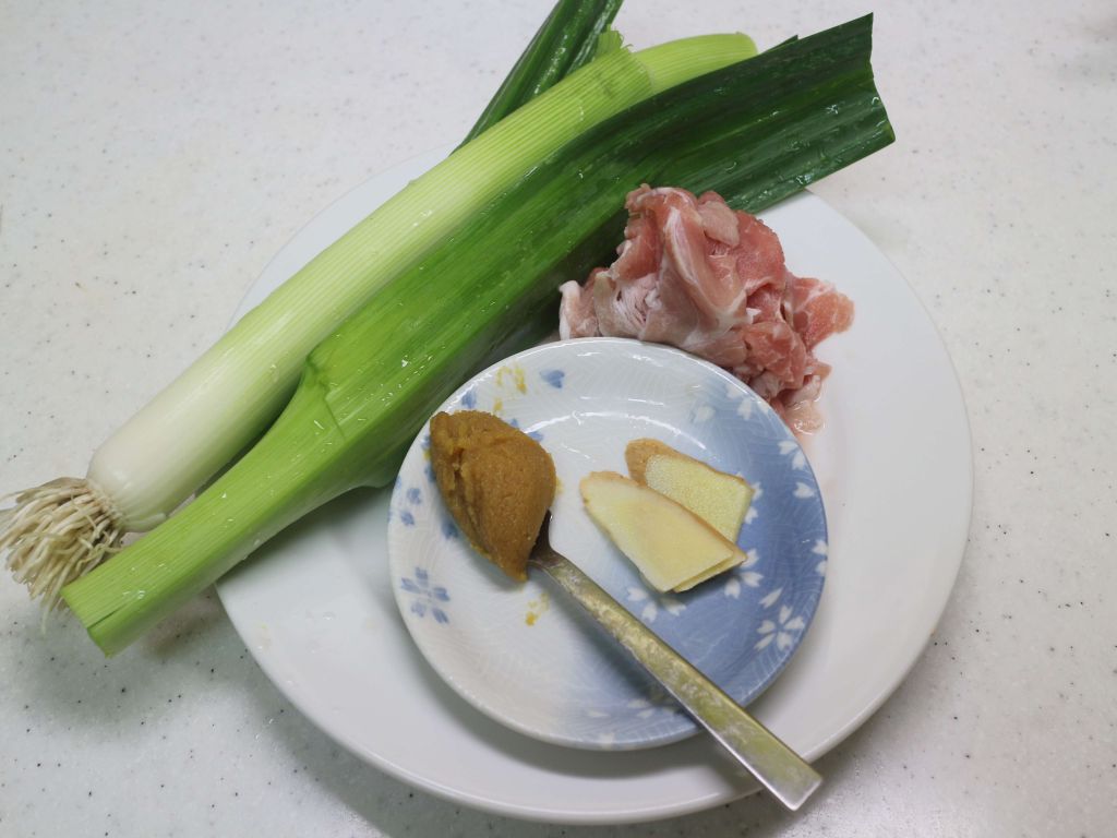 大葱猪肉味噌汤 (感冒简单汤)的加工步骤