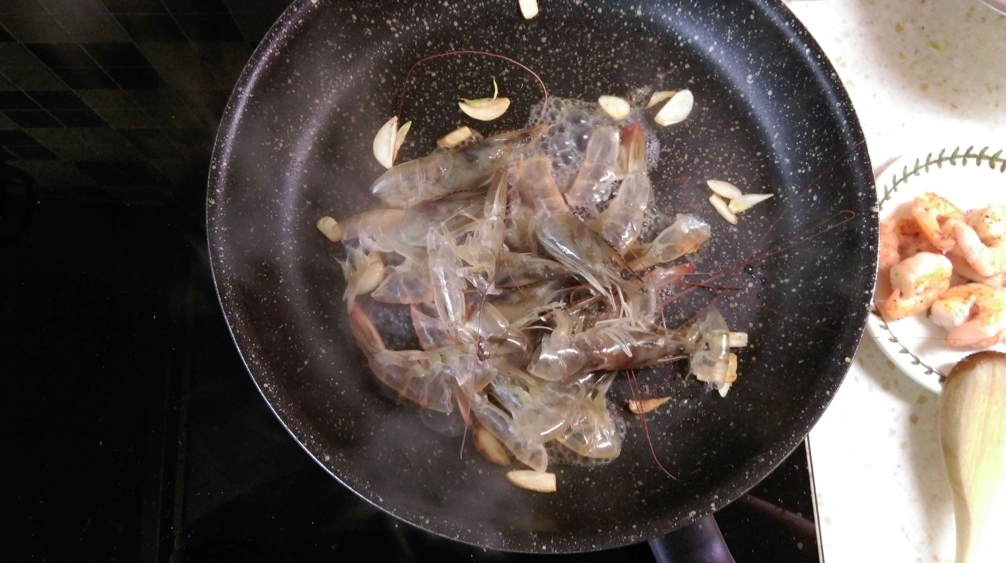 大虾请吃菜浓汤佐毛豆与白花椰菜的加工步骤