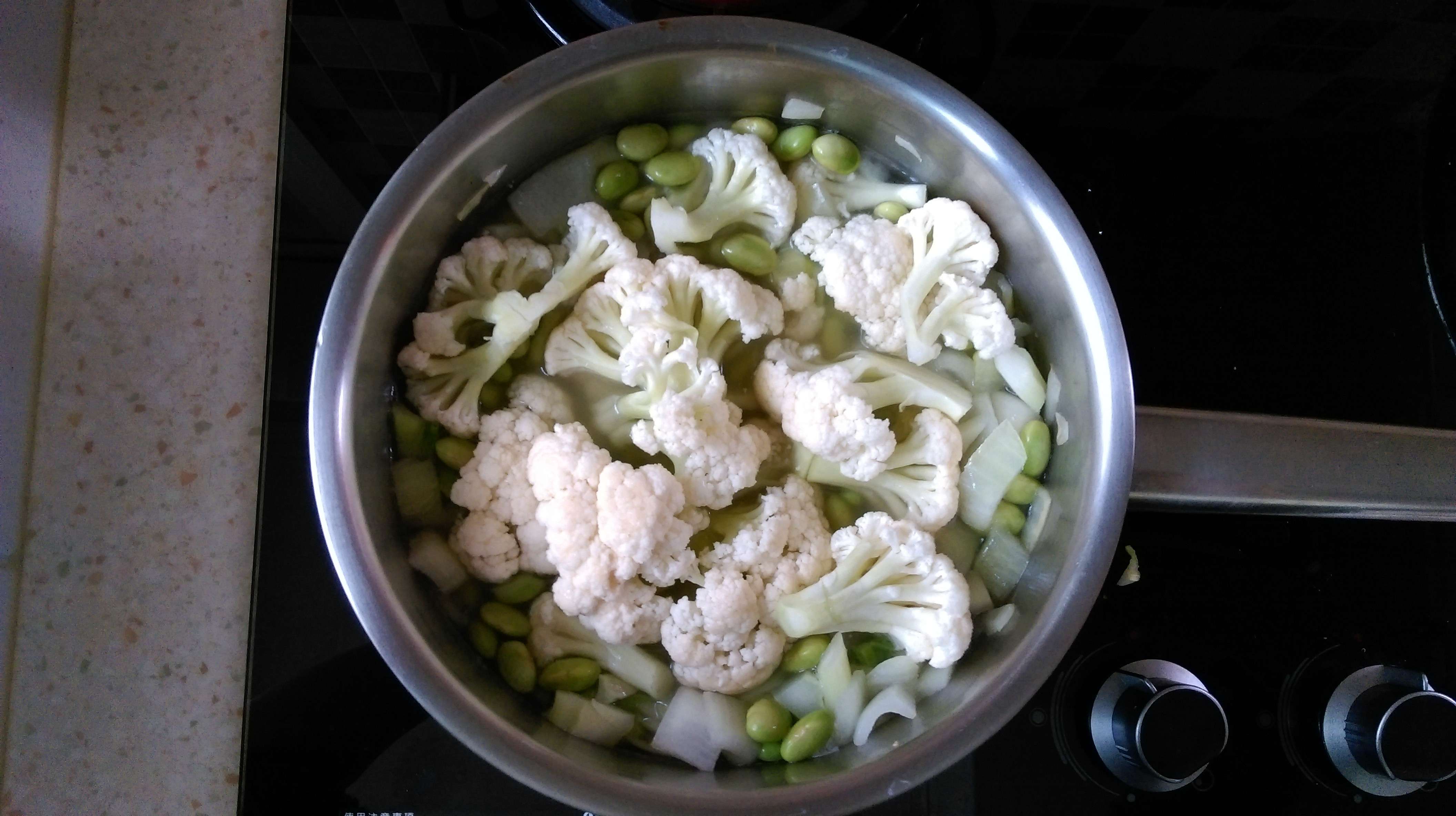 大虾请吃菜浓汤佐毛豆与白花椰菜的加工步骤