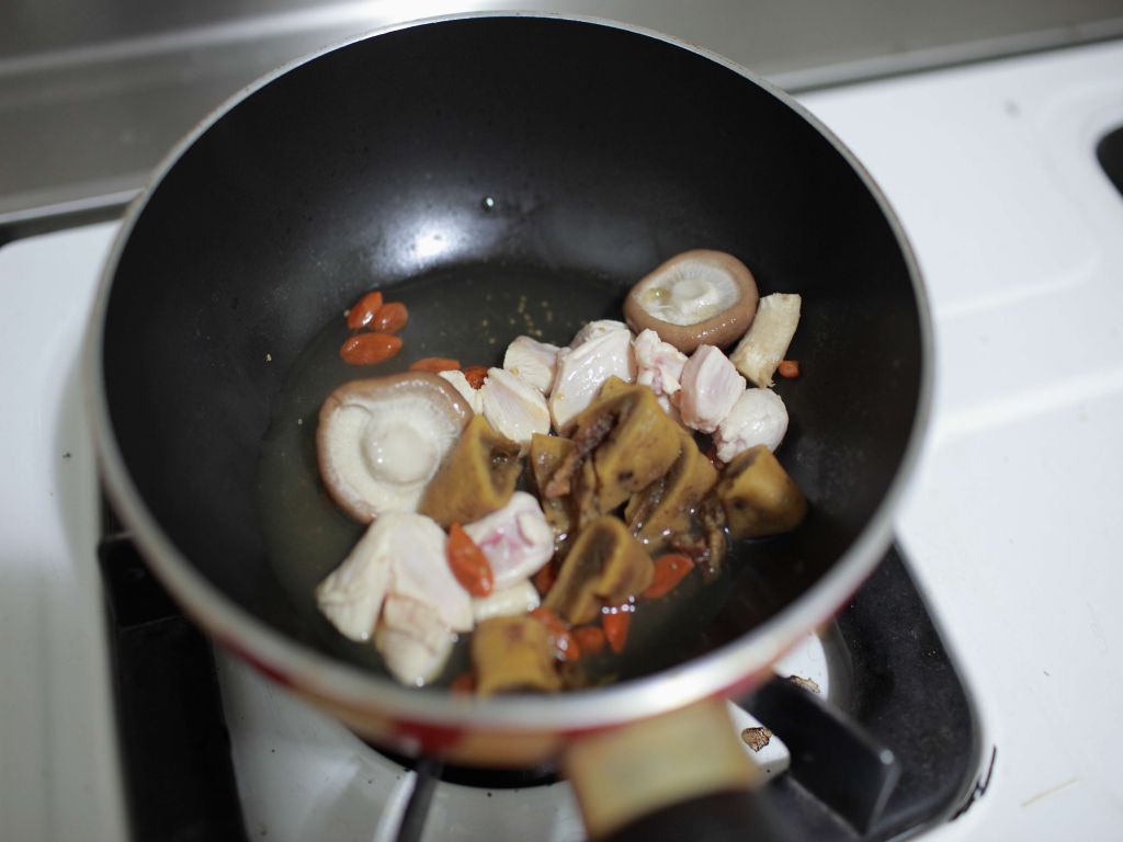 宝宝食谱【柿饼鸡汤】的加工步骤