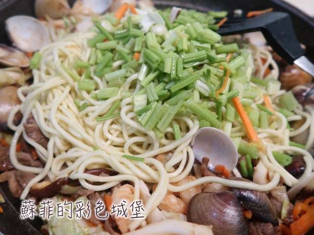 『台式海鲜什锦炒面』快炒店的平民美食的加工步骤