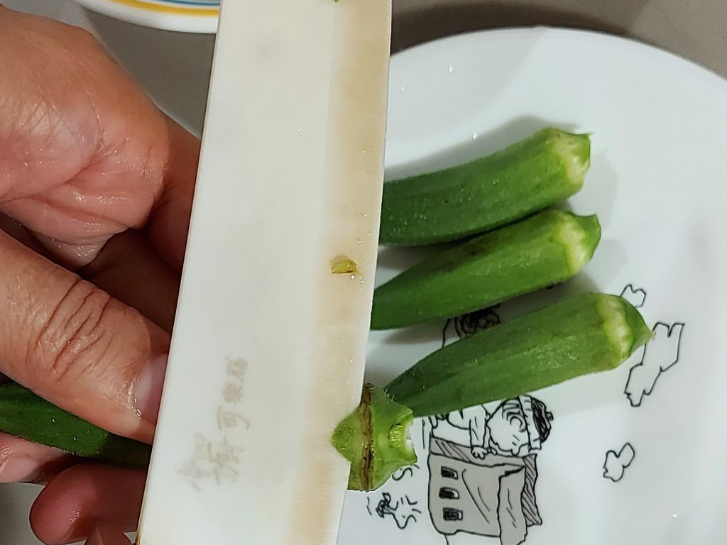 麻婆豆腐拌面佐秋葵的加工步骤