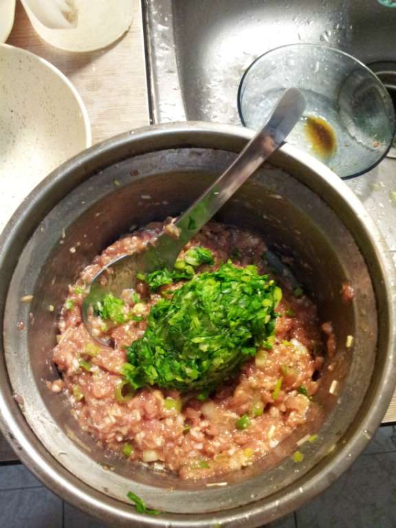 芹菜猪肉虾仁水饺和高丽菜芋头素水饺的加工步骤